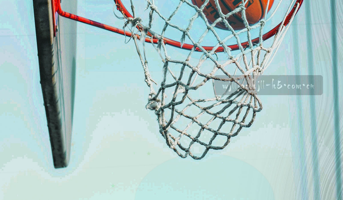 训练场角旗与空边线局部，光线平实、无人物特写